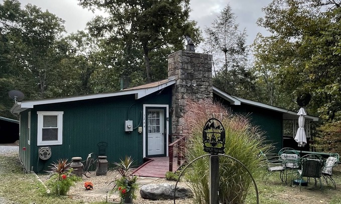 Luray Cabina | 1959 TOPLEY Retreat offers Serenity/Tranquility + Pets - Fenced Area/ FREE WIFI