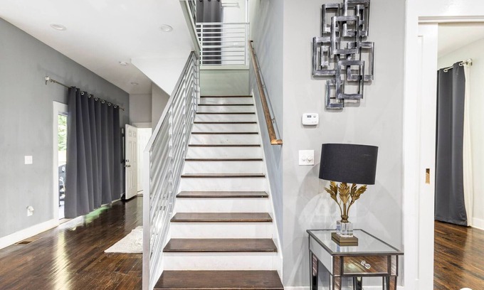 Candler-McAfee Casa | 🌟 1966 Modern Luxury Updated - Stylish Home
