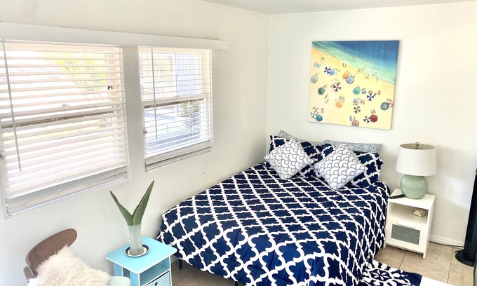 Crown Point Apartamento | 1975 PB Walk to BAY PIER & BEACH Cozy studio
