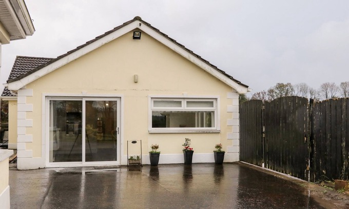 Ballyclare Cabaña | 19A LISMENARY ROAD, romantic, with a garden in Ballyclare