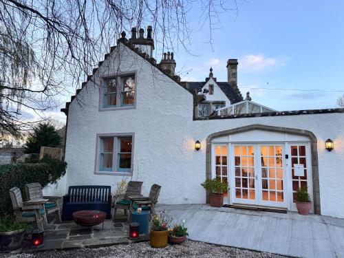 Elgin Villa | 19th century 5-bedroom villa with free private parking