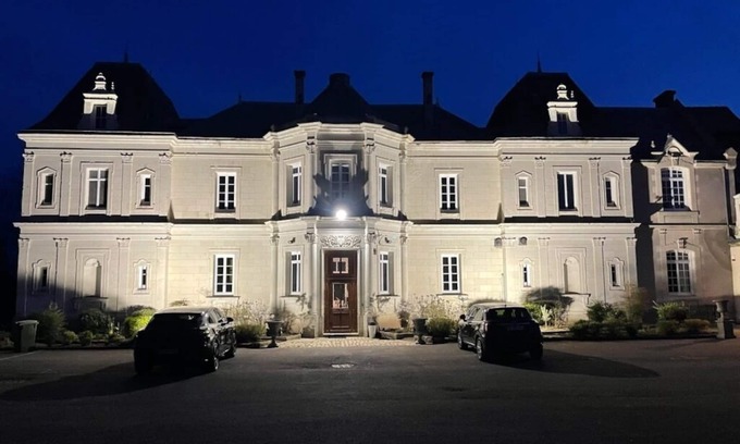 Veigne Otro | 19th-century Château de Fontiville, close to all amenities.