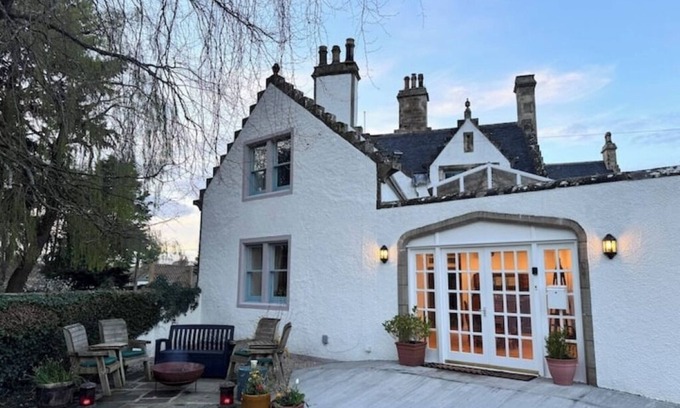 Elgin Villa | 19th century disability accessible 5-bedroom villa free private secluded parking