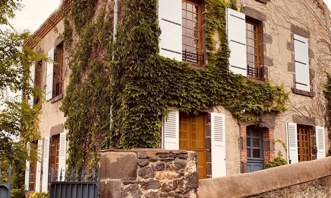 Rentieres Casa | 19th century school overlooking the valley