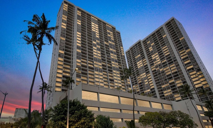 Waikiki Condominio | 19th Floor Condo with Lanai & Sea Views - FREE Parking! by Koko Resort Vacation Rentals