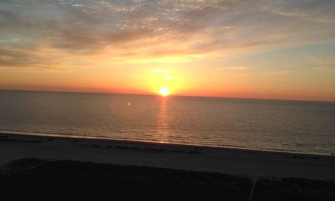 Sand Key Condominio | ** NUEVO ** Sand Key Gulf Front, 100% remodelado 2 BR, 2 BA Condo justo en la playa