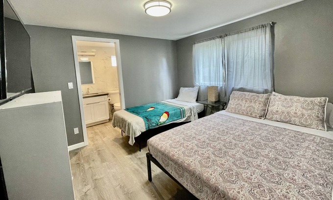 Tantalus Casa | 1A Newly Renovated One bedroom/Parking/Wi-Fi/kitchen