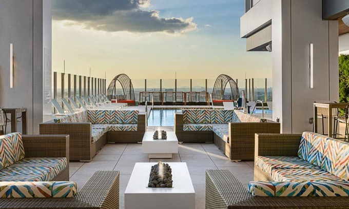 Castleberry Hill Complejo | 1b resort suite big-city living with Southern charm