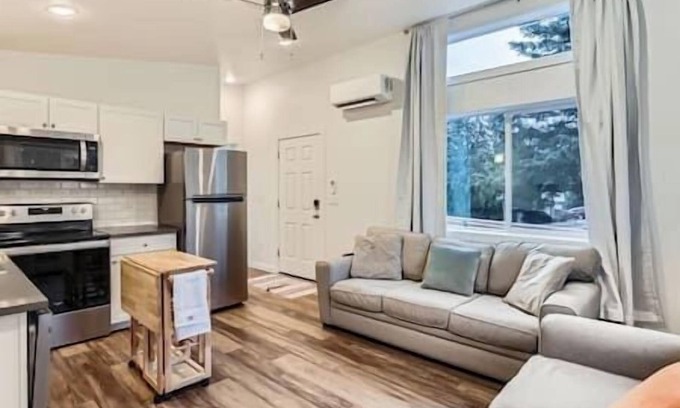 Aloha Apartamento | 1Bd close to Nike, Intel & Train