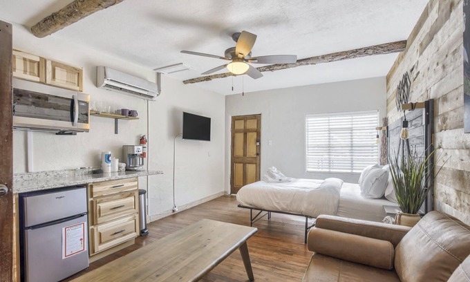 West Colorado Springs Apartamento | 1BD Mnt View Suitehikingdogs Welcome!