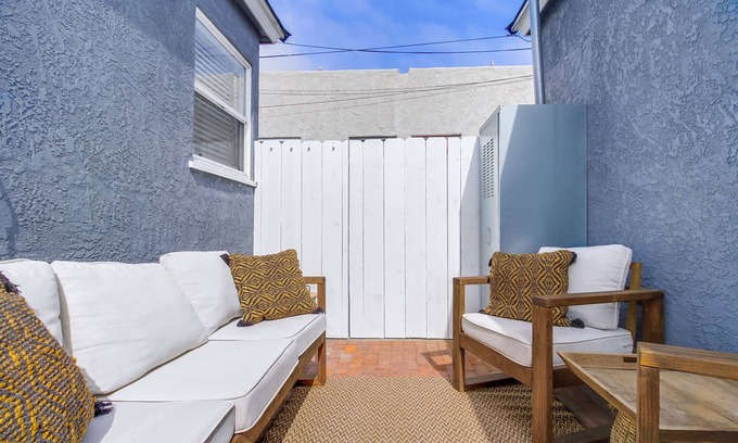 Ocean Beach Cabaña | 1Bdrm Dog Friendly Beach Cottage + dog washing station & A/C 1 block from beach!