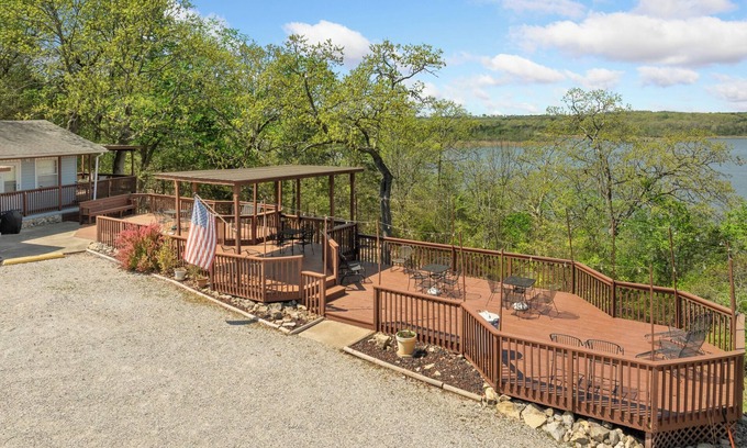 Diamond City Cabina | 1bed/1bath cabin with beautiful views of Bull Shoals Lake.