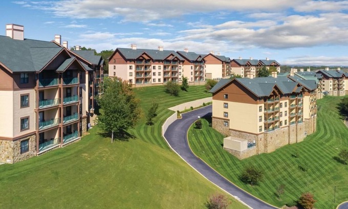 Sevierville Complejo | 1Bed/1Bath - Smoky Mountains Retreat! Stunning Views, Pools, and More!