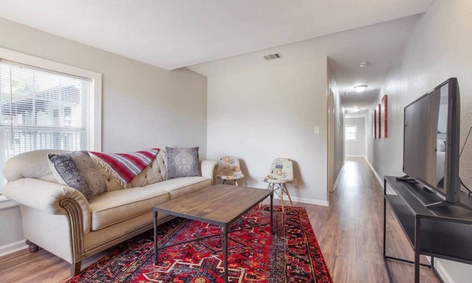 Beacon Hill Condominio | 1BR & 1BA furnished Apt- Washer/Dryer- Fully Equipped Kitchen- Monthly Rental