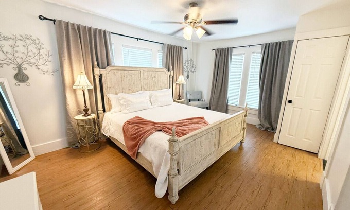 Tobin Hill Casa | 1BR/1BA Walk Downtown Riverwalk, Golf, Zoo & Pearl