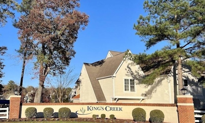 Lackey Complejo | 1BR 1BTH - Family of 4 - Resort Stay 5 min from Bush Gardens & Water Country USA