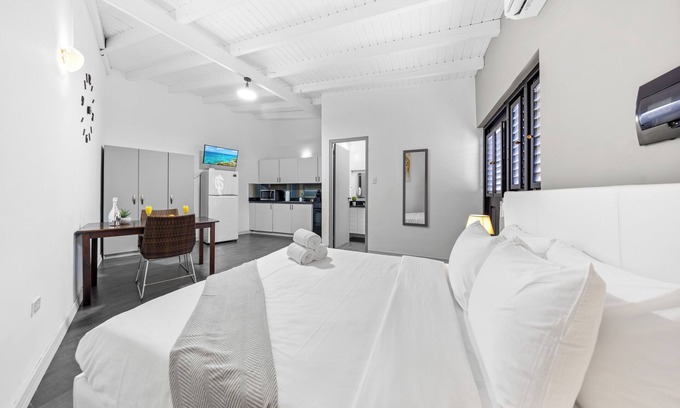 Esmeralda Apartamento | 1BR 2 min to the beach, Fully Equipped Escape, Warm, Relaxing & Perfect for Two