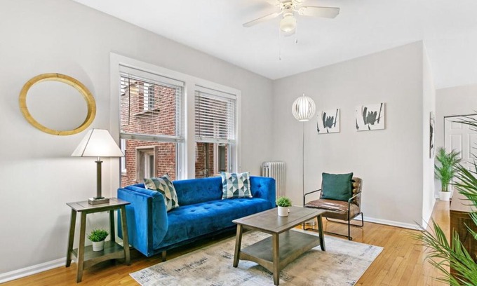 Rogers Park Apartamento | 1BR Apartment in Rogers Park with King Bed - Lunt 2E