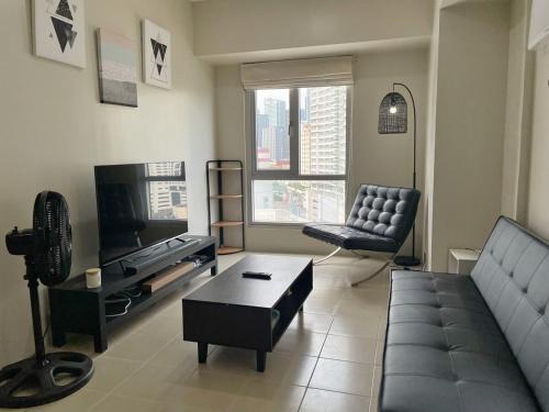 Pio del Pilar Apartamento | 1BR Avida San Lorenzo Condo w Parking WiFi Tower 2 in Makati City