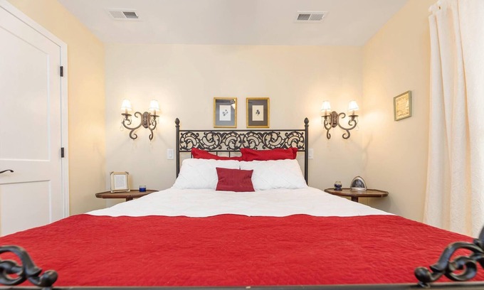 Jonesborough Casa | 1BR Carriage House Apartment downtown Jonesborough