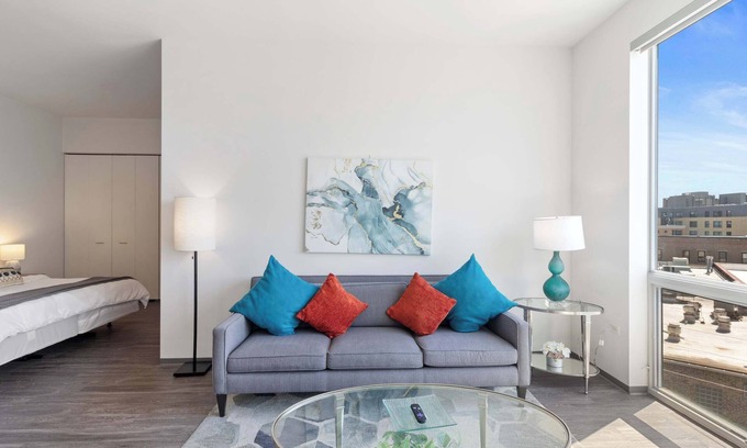 Palmer Square Apartamento | 1BR City Loft With Modern Glass Views