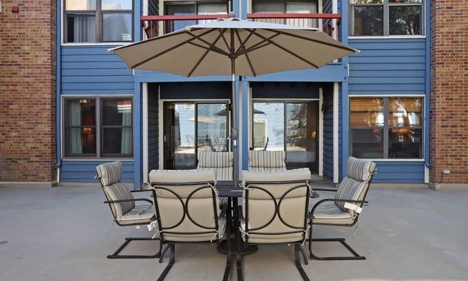 Historic District Condominio | 1br Cozy Winter Hideway- Walk To Apres, Shops, Fun- Sleeps 6 1 Bedroom Condo by RedAwning