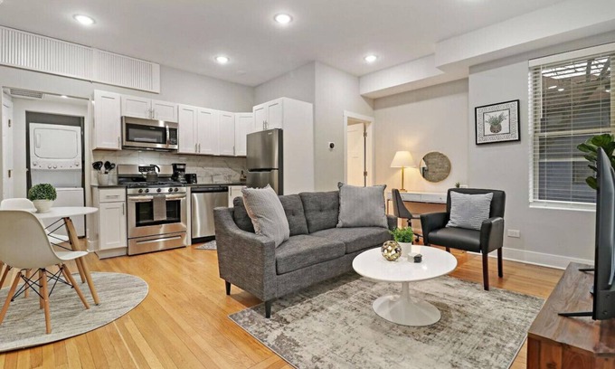 Andersonville Apartamento | Deluxe 1BR Apt steps away from Shops & Cafés
