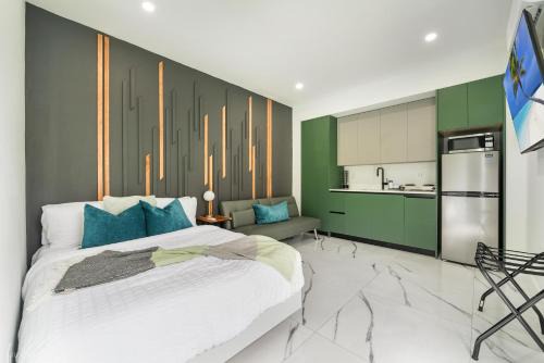 Coral Terrace Apartamento | 1BR Downtown Apt Sleeps 3, Modern Bath & Kitchen L10B