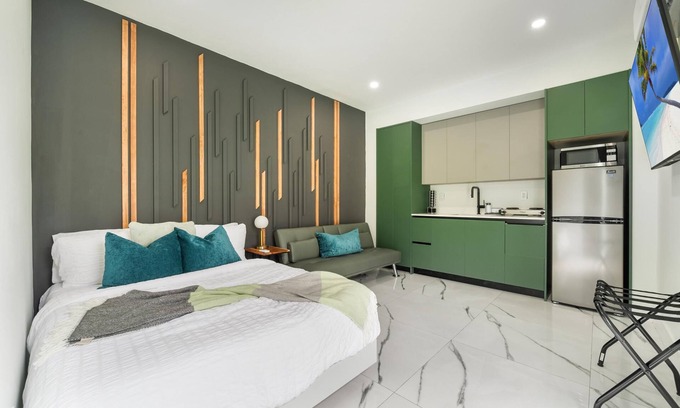 Coral Terrace Apartamento | 1BR Downtown Apt: Sleeps 3, Modern Bath & Kitchen