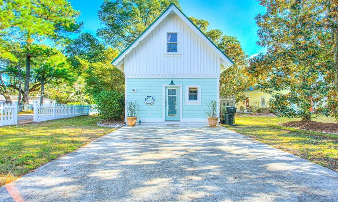 Manteo Cabaña | 1BR historic cottage w/ fireplace, patio & tub