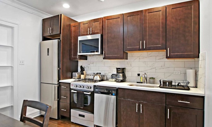Irving Park East Apartamento | Homey 1BR Apartment in Irving Park