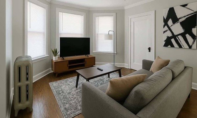 Irving Park East Apartamento | 1BR Homey Apt in Irving Park