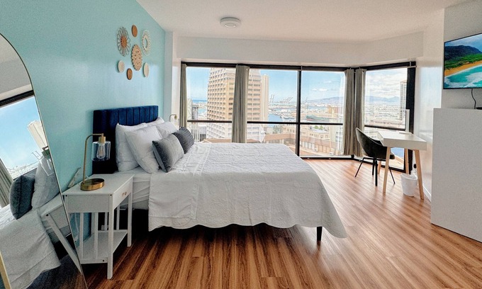 Downtown Honolulu Apartamento | 1BR Ocean/Sunset View w/Parking
