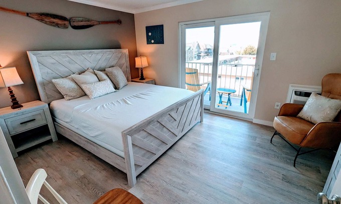 North End Apartamento | 1BR Pent. Ste /pullout sofa/1 block Beach/Boards