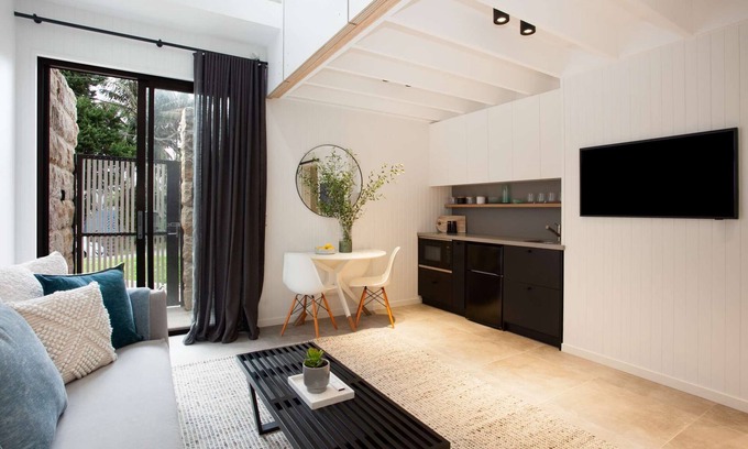 Bondi Apartamento | 1BR Private Mezzanine Suite with Luxe Furnishings