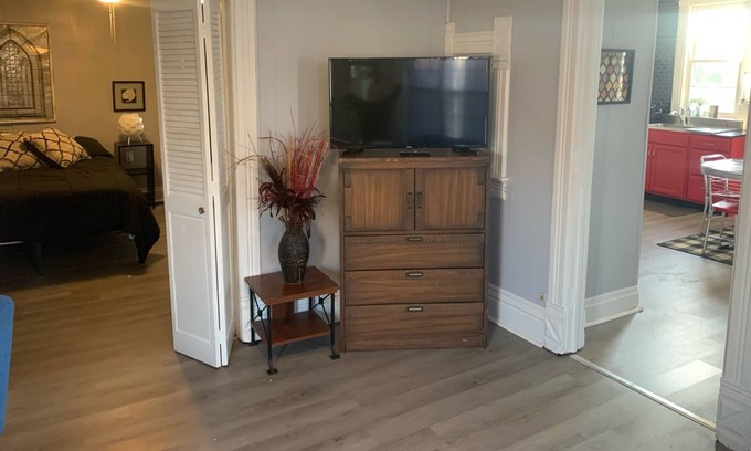Canton Apartamento | 1BR Rental with Retro Flair