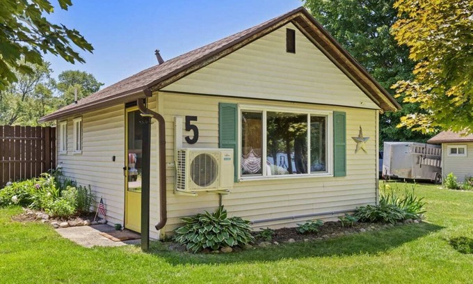 Chippewa Lake Cabina | 1BR Retreat in Chippewa w/ pickleball court