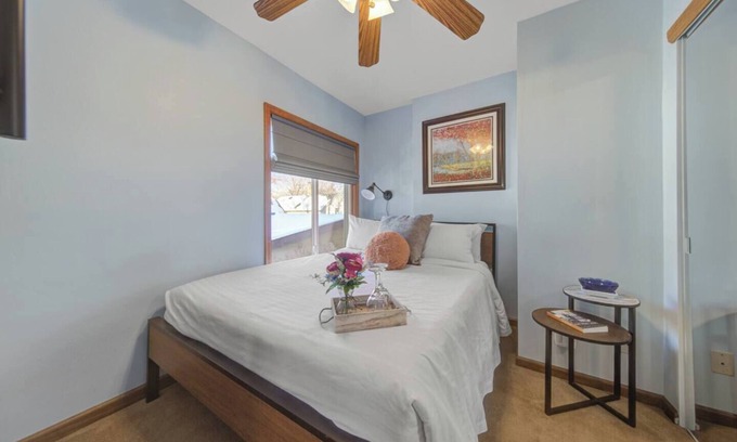 Bottineau Casa | 1BR Upper Duplex Art District + Retreat + Backyard + Parking
