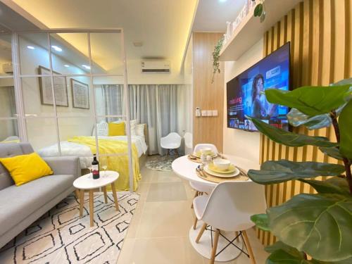 Highway Hills Apartamento | 1BR w/Balcony near Megamall: The Admiral‘s Lounge