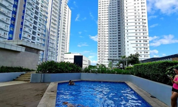 Bagong Lipunan Ng Crame Condominio | 1BR w/balcony nr SM North| Parking | WIFI |Netflix