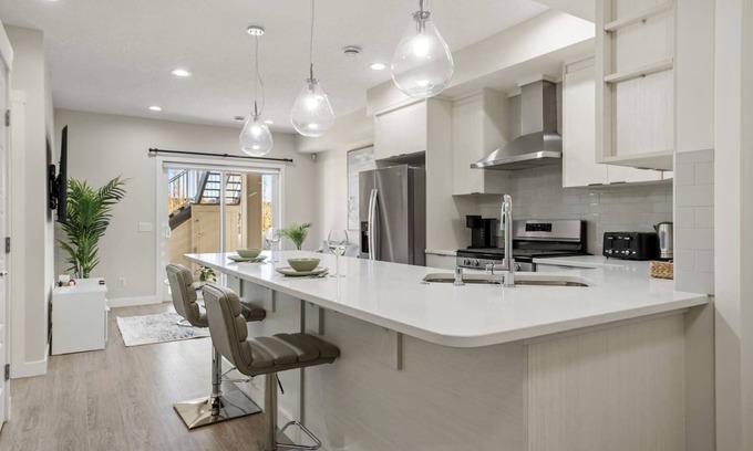 Sage Hill Apartamento | 1BR Walk Out Suite » Backyard » Patio » 65” TV