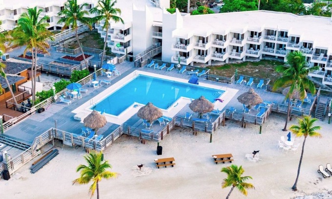 Lower Matecumbe Beach Condominio | 1BR with Den, Living Room, Kitchen: Marina and Beach Access
