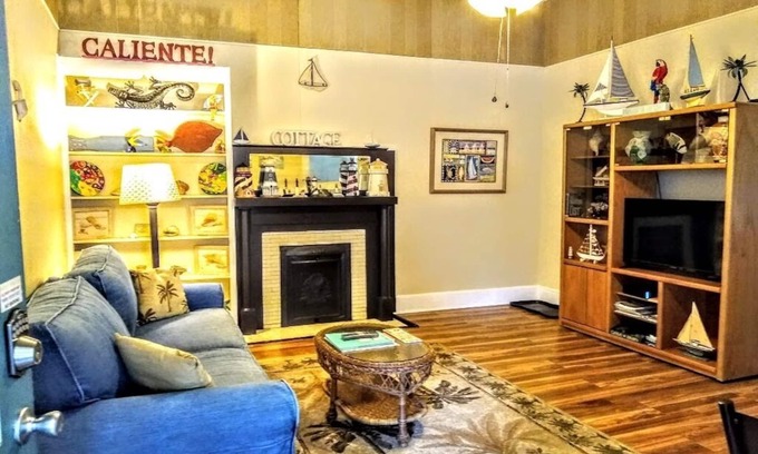 Brunswick Apartamento | 1br 1ba apto en casa de estilo colonial cerca del centro!
