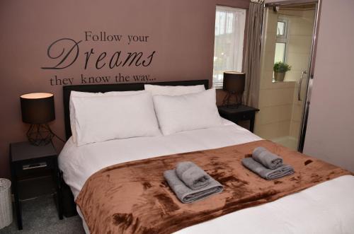 Stanwell Casa | 1FG Dreams Unlimited Serviced Accommodation- Staines - Heathrow