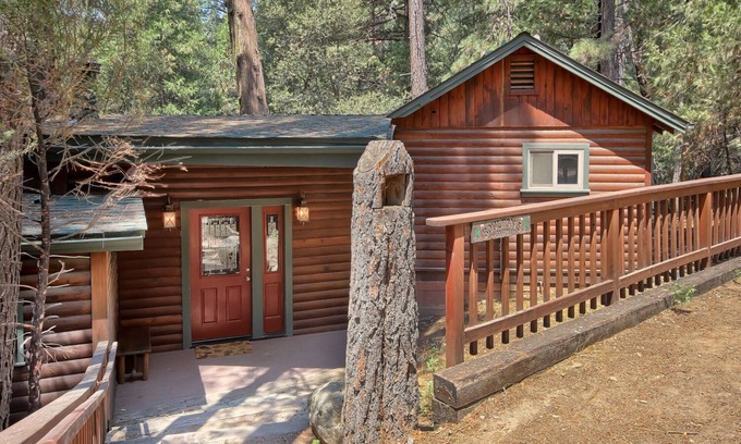 North Wawona Cabina | 1L La Casa del Árbol dentro del Parque Nacional Yosemite