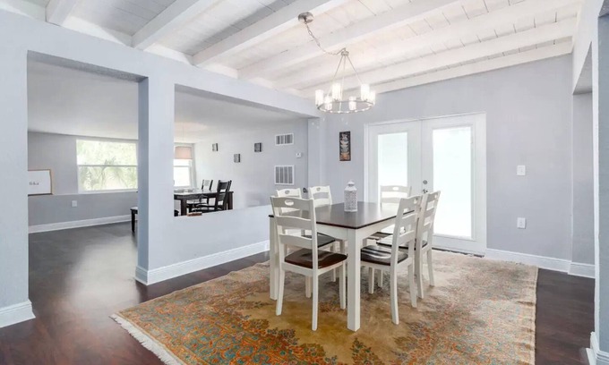 Tarpon Springs Casa | 1Mariner's Beach Manor - Fully Sanitized & Secure