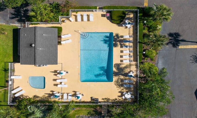 Demere Park Condominio | 1st Floor Condo w/ 2 pools! 1 mi from beach/shops!