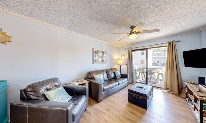 Emerald Isle Condominio | 1st-floor condo with outdoor pool, tennis, BBQ area, washer/dryer, central AC