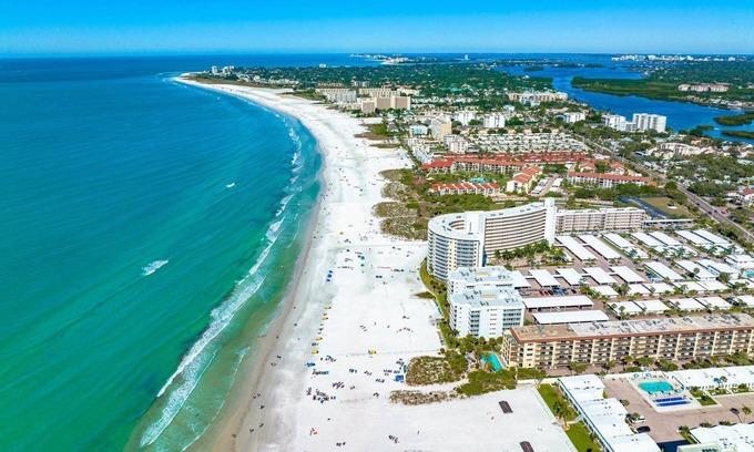 Sarasota Condominio | Diseño de golf privado, tenis de tierra batida, condominio de un nivel, piscinas climatizadas / spa, casa club, comedor, gimnasio