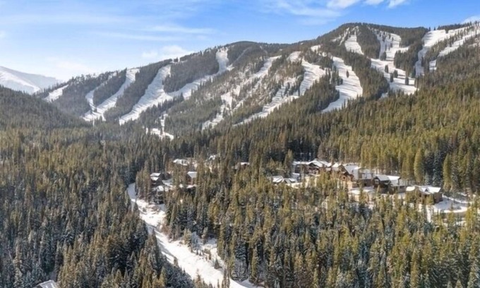 Winter Park Complejo | 1st floor ski in & out resort condo with hot tubs, fitness room, covered garage.